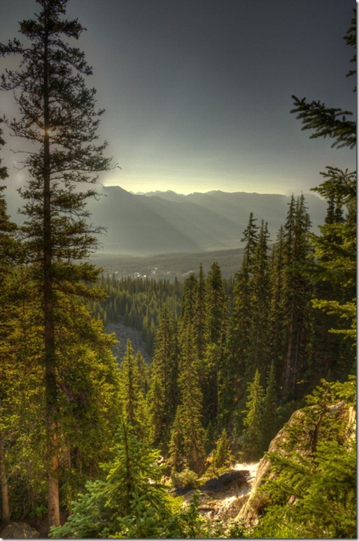 Vue sur la vallée et la cascade