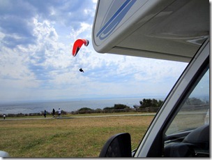 Les parapentistes décollent direct de la plage en ville grace au vent du large, le pied !