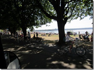 Plage bondée, très peu pour nous...