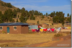 Jour de lavage des jupes, Lac Titicaca, Pérou