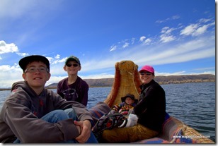 Et un petit tour,Ile flottante, Lac Titicaca, Pérou