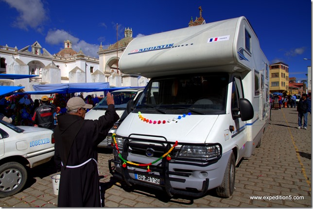 Avec la bénédiction du prêtre, on ne risque plus rien ! Non ?!  (Copacabana, Bolivie)