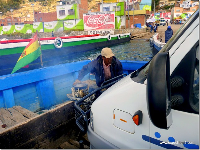 Un moteur poussif (et fumant!) pour nous ammener sur l'autre rive du Lac Titicaca, faut avoir confiance ... (San Pedro de Tiquina, Bolivie)