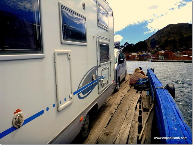 Traversée du lac, on voit les trous dans les planches de la barque... (San Pedro de Tiquina, Bolivie)