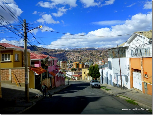 Descente dans les rues de La Paz, Bolivie, la capitale la plus haute du monde et la ville avec le plus grand dénivelé.