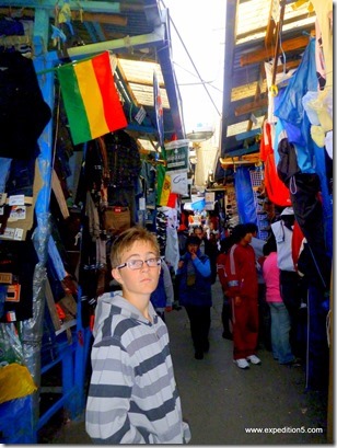 Le marché de La Paz est un vrai dédale sans fin - et ici, les copies de toutes les grandes marques sont présentes ! (La Paz, Bolivie)