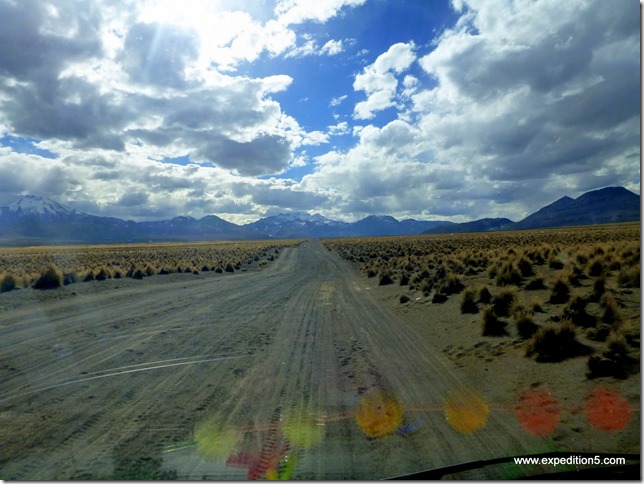 Et c'est repartit pour des kilomètres de piste ... (Sajama, Bolivie)