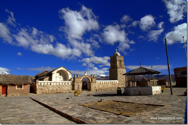 La place du petit village de Sajama, en Bolivie.