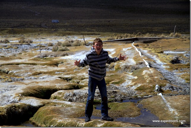 Et bien sûr, Mathéo est tombé dans le ruisseau .... (Sajama, Bolivie)