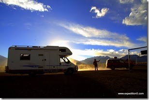 Les 4x4 passent devant notre bivouac sur l'altiplano ... (Sajama, Bolivie)