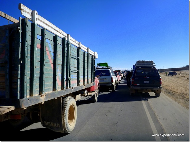 Petit bouchon de 2 kilomètres à l'entrée d'Uyuni - on se croirait à Montreal ! (Uyuni, Bolivie)