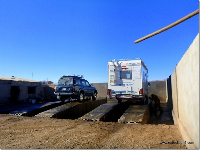 Passage au lavage obligatoire pour le Macc avant de rouler sur le sel ... (Uyuni, Bolivie)