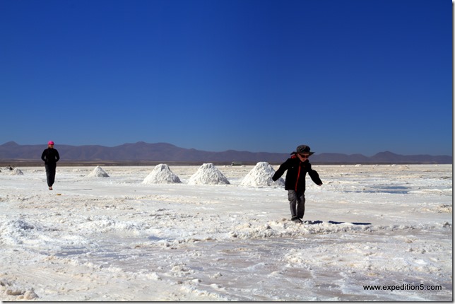 Clément découvre les joies de marcher sur le sel, pas si différent d'un lac gelé du Canada. (Salar d'Uyuni, Bolivie)