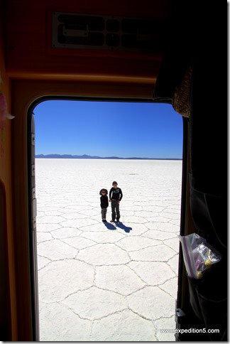 La maison est petite mais la cour est immense ! (Salar d'Uyuni, Bolivie)