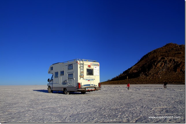 Ca y est les enfants, nous avons enfin notre ile à nous ! (Salar d'Uyuni, Bolivie)