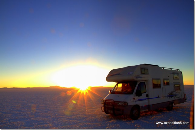 Coucher de soleil sur le désert de sel ...  (Salar d'Uyuni, Bolivie)