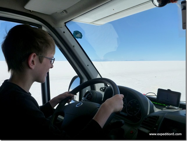 Jules est très concentré ! (Salar d'Uyuni, Bolivie)