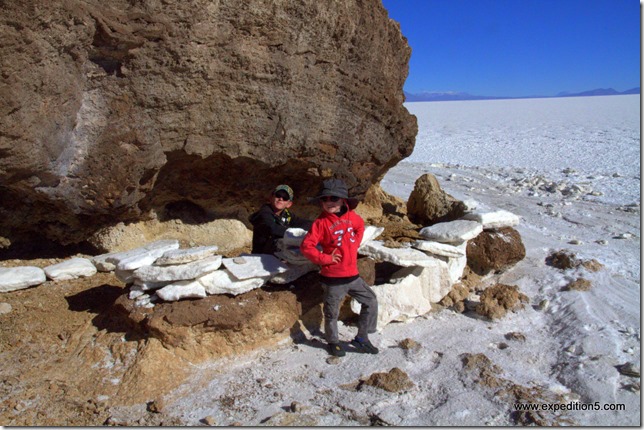 Bienvenue à la maison mi-roche mi-sel des enfants (Salar d'Uyuni, Bolivie)