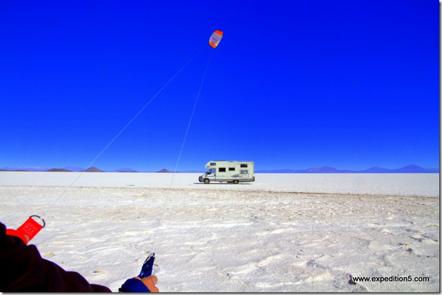 Petite séance de cerf-volant pour profiter des vents constants au milieu du Salar d'Uyuni, Bolivie