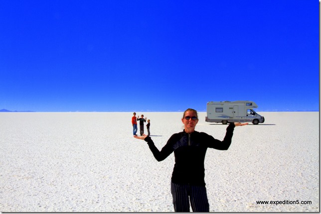 C'est vraiment Orlane qui porte la famille sur ses épaules ... (Salar d'Uyuni, Bolivie)