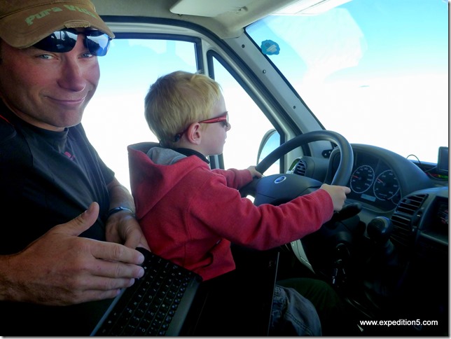 Je peux ENFIN faire de l'ordinateur en roulant, grace au copilote qui s'occuppe de la trajectoire ... (Salar d'Uyuni, Bolivie)