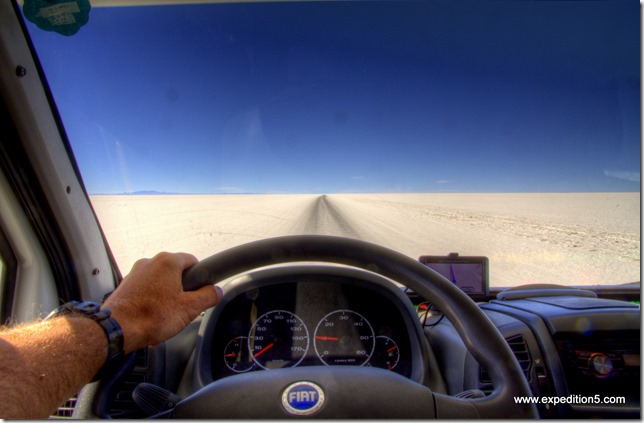 Une des rares traces, laissées par les multiples passages de 4x4 sur le sel (Salar d'Uyuni, Bolivie)