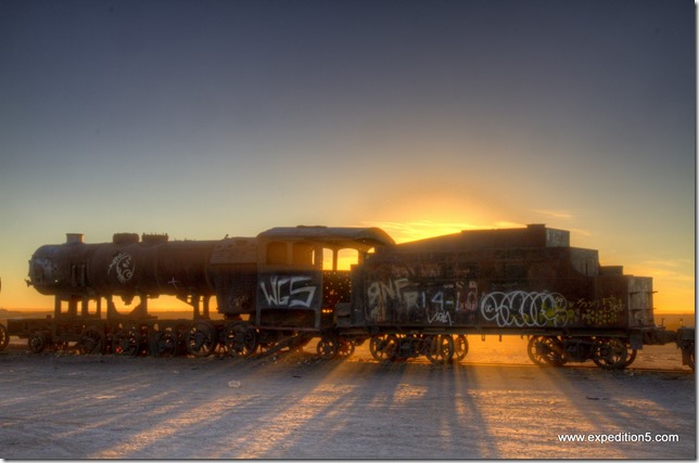 Coucher de soleil sur le squellette d'une locomotive centenaire, Cimetière de train d'Uyuni, Bolivie