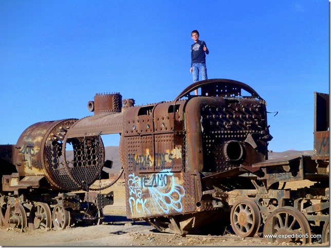 Qui a besoin d'un parc de jeux pour enfants quand vous avez à votre disposition un cimetière de train (Uyuni, Bolivie)