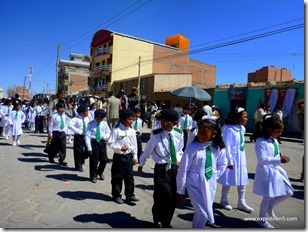 Meme les écoles défilent pour le jour national de la Bolivie .... (Uyuni, Bolivie)