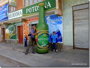 J'ai enfin trouvé la bouteille de bière qu'il me faut ... Mais quel exemple pour les enfants ! (Uyuni, Bolivie)