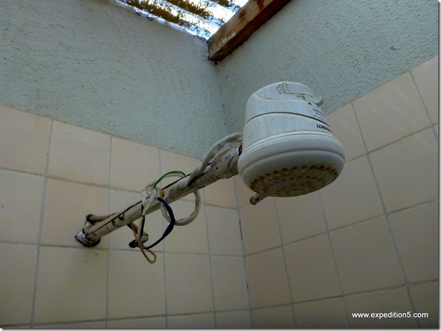 La douche de la mort ! Notez le coté très artisanal des branchements des fils electriques ... (Uyuni, Bolivie)